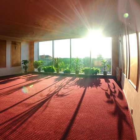 Hotel Mir Rivne Buitenkant foto