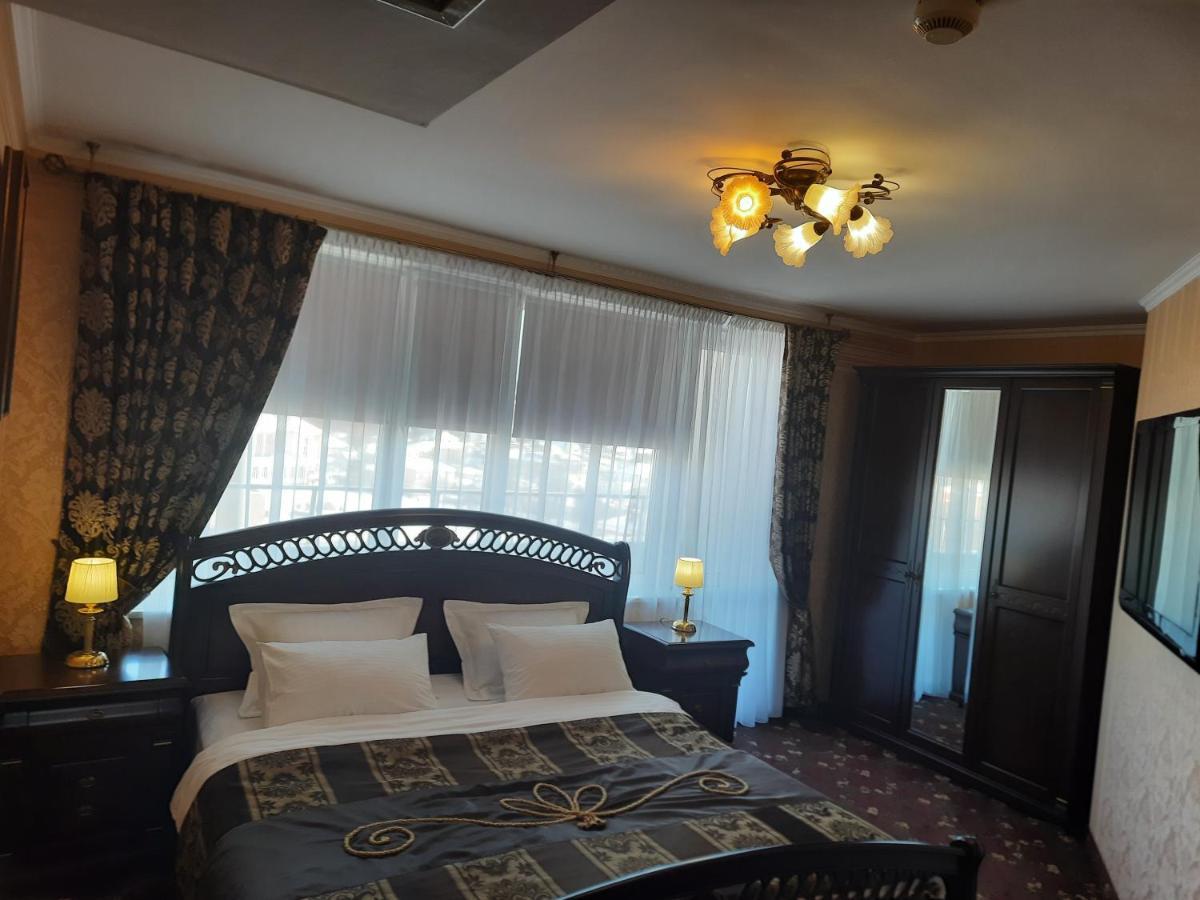 Hotel Mir Rivne Buitenkant foto
