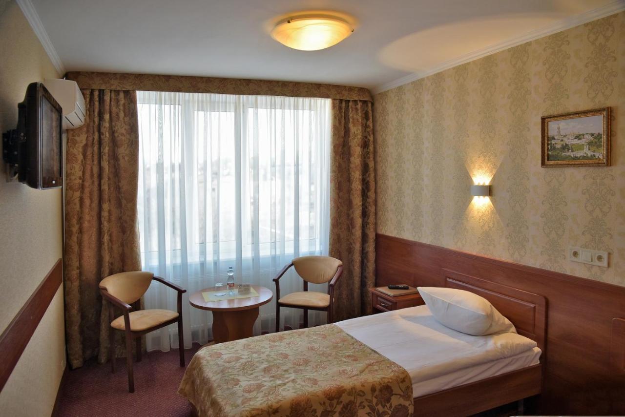 Hotel Mir Rivne Buitenkant foto