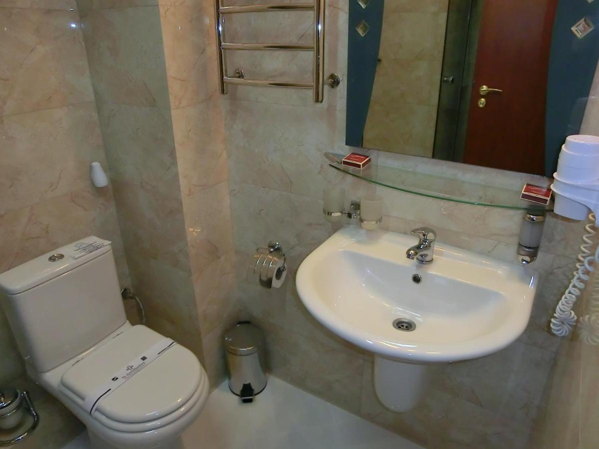 Hotel Mir Rivne Buitenkant foto