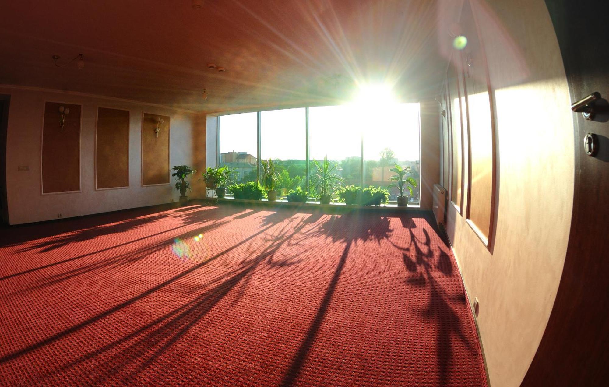 Hotel Mir Rivne Buitenkant foto