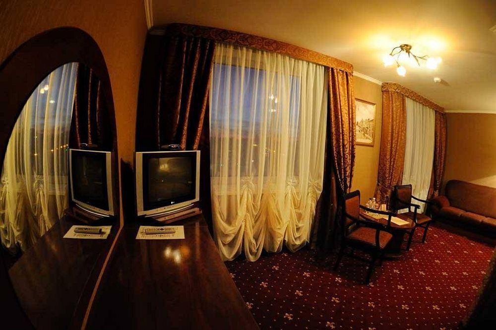 Hotel Mir Rivne Buitenkant foto