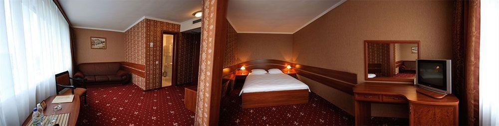 Hotel Mir Rivne Buitenkant foto
