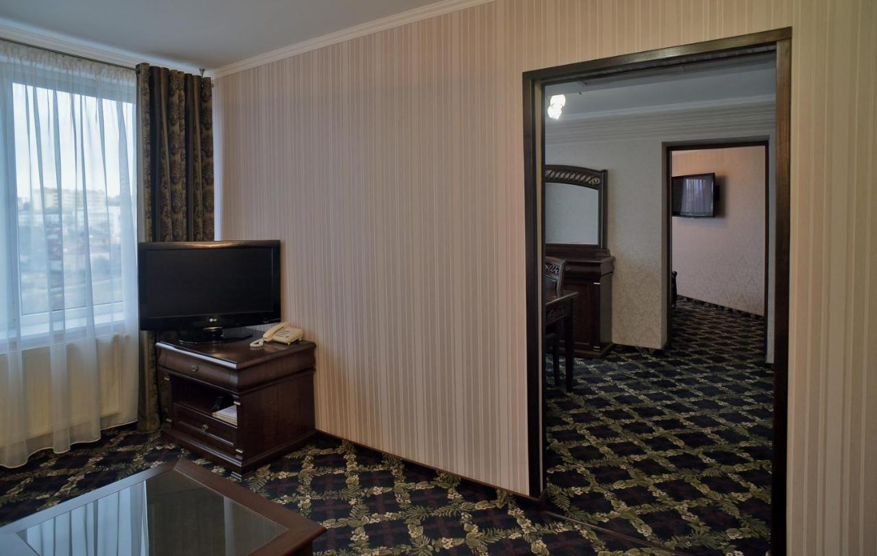Hotel Mir Rivne Buitenkant foto