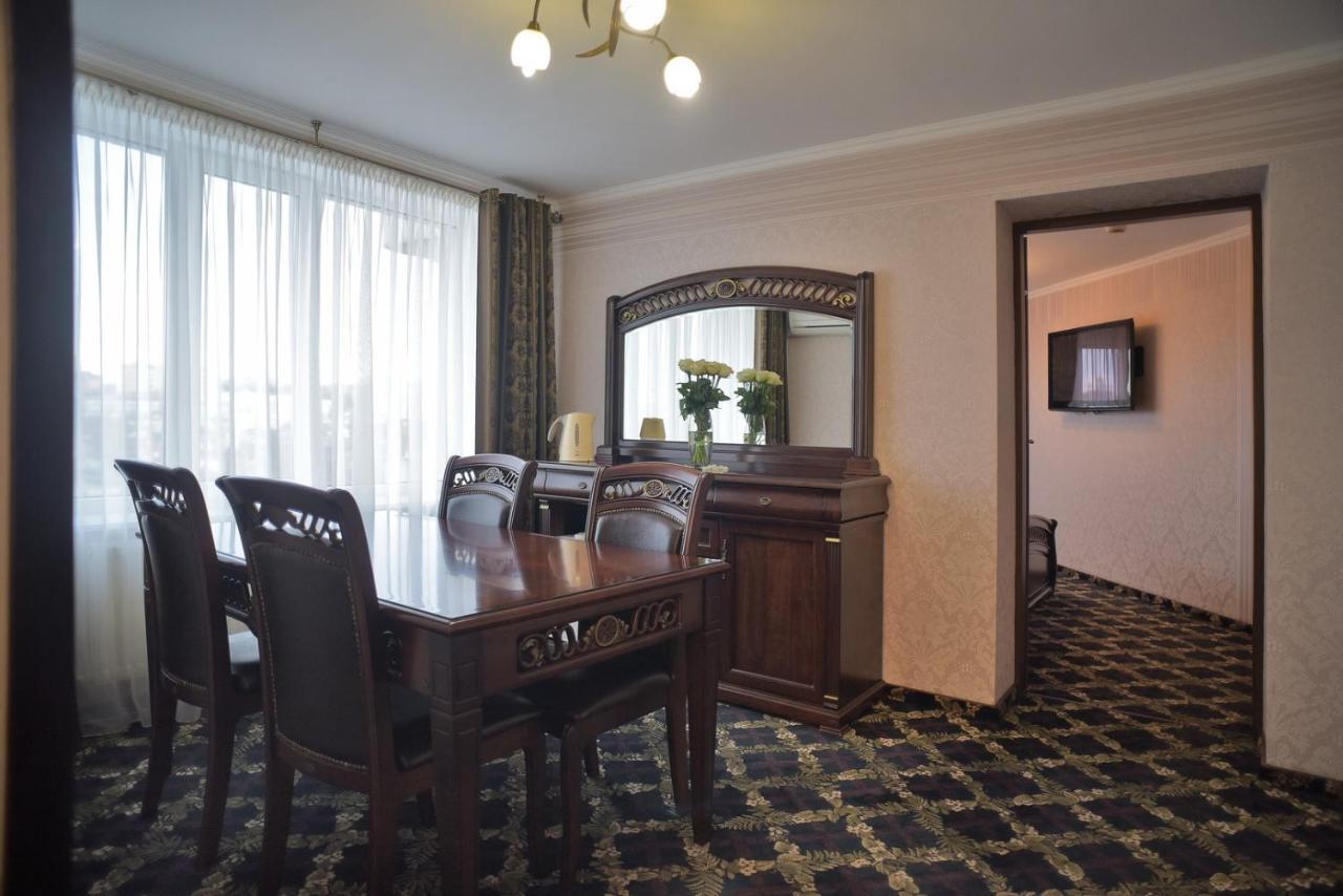 Hotel Mir Rivne Buitenkant foto