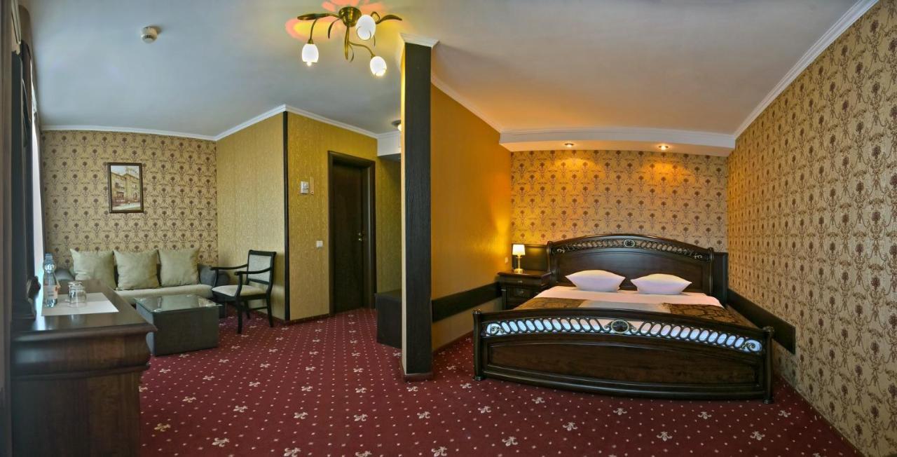 Hotel Mir Rivne Buitenkant foto