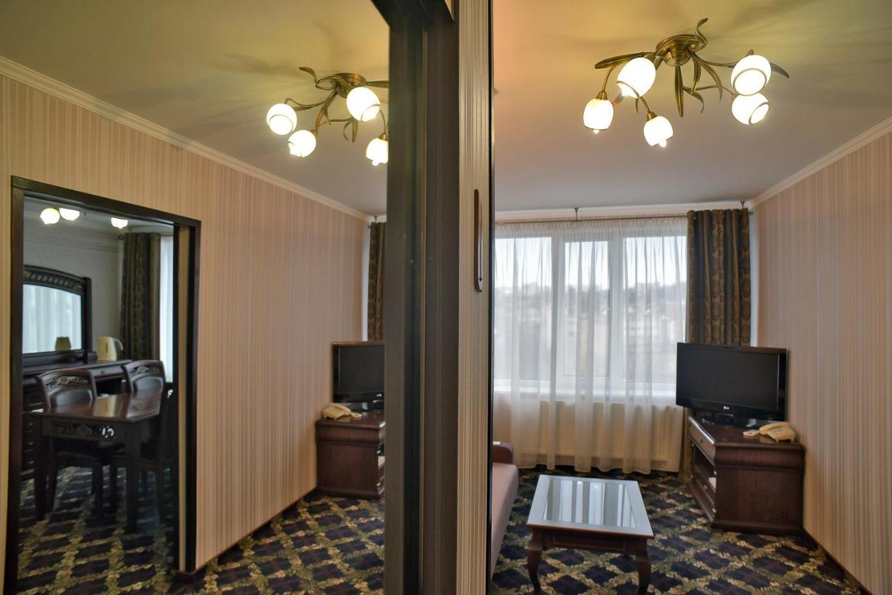 Hotel Mir Rivne Buitenkant foto