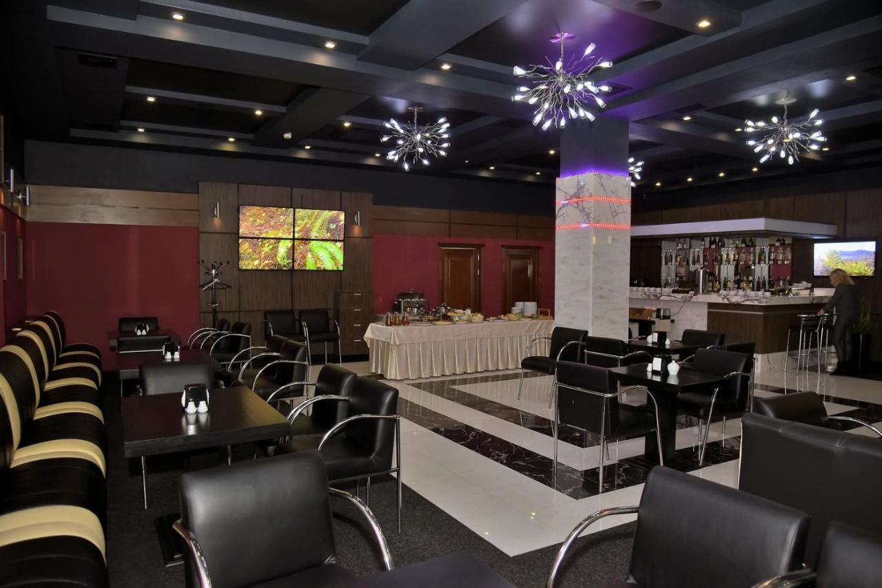 Hotel Mir Rivne Buitenkant foto