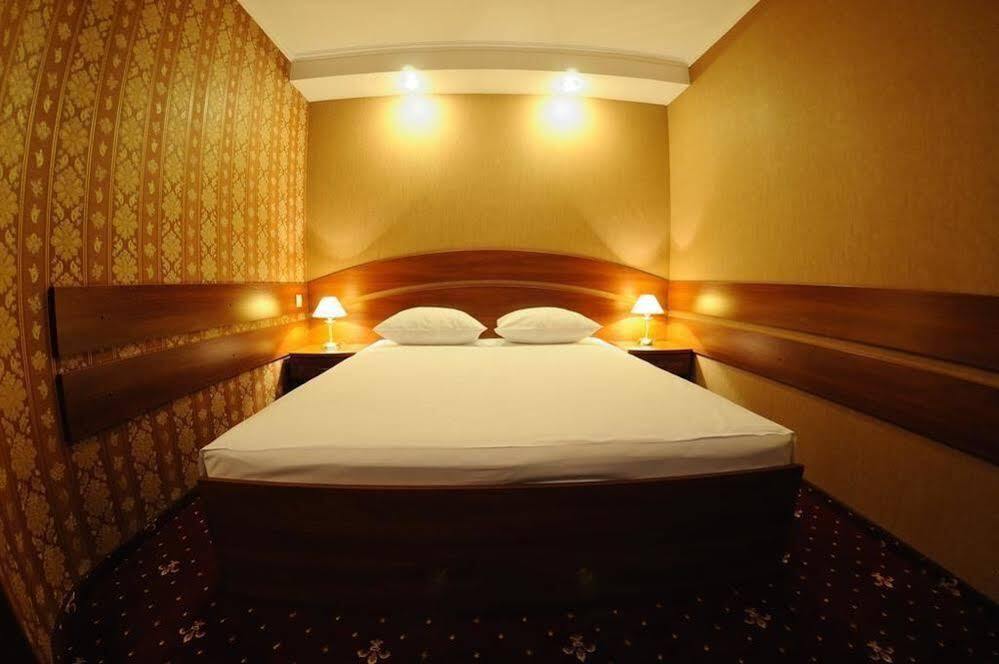 Hotel Mir Rivne Buitenkant foto